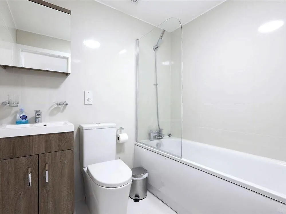Radalco Apartments Hounslow 0*,